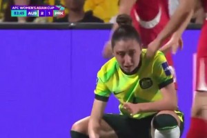 朝鲜女足球员肘击对手导致流血，吃到黄牌后一脸不敢相信