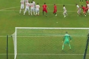 宛如利刃出鞘！在这个视角，才能清晰地感受到C罗任意球的压迫感