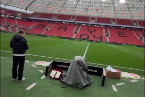 覆水难收！药厂拜仁裁判赛后承认，迪亚斯红牌是误判！