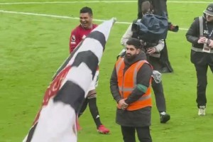 老将压阵！曼联球迷高呼：卡塞米罗在这里再踢一年！