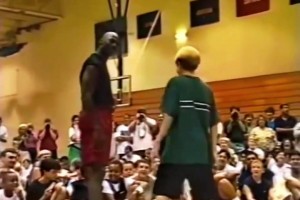 罕见视频：1997年在训练营单挑小球员的乔丹，小球员的高光时刻！