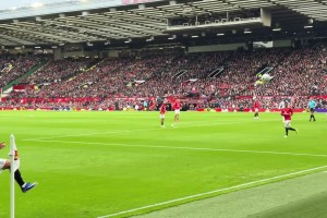 定海神针！底线视角卡塞米罗头球破门，这弹跳能力真是顶级