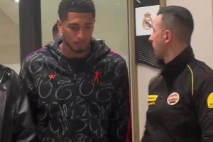 贝林厄姆帅气出镜！走廊偶遇引发粉丝惊呼，展现皇马核心超高人气