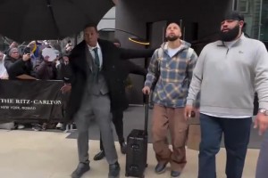 这就是超巨待遇嘛！库里乘坐大巴前往球馆 保安严阵以待