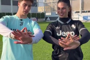 需要一点手指灵活性！伊尔迪兹教学自己的庆祝动作！