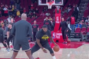 经典动作詹姆斯vs火箭赛前定点运球热身~