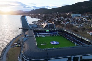 这球场美得不像话！挪威莫尔德在湖边的主场