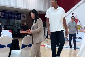 好久不见了！易建联出席某篮球活动，这身材保持得真好！