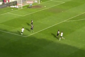 年度最诡异乌龙！后卫封堵打出最诡异的变向弧线