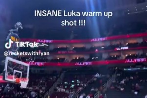 太夸张了东契奇热身时借高空大屏幕反弹打板进球！