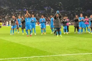 看傻了！迈阿密3名后卫将自家门将挤开被打空门得分！