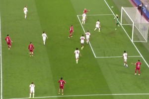 狂攻不止！利物浦连续造险，萨拉赫中框+麦卡利斯特射门被扑！