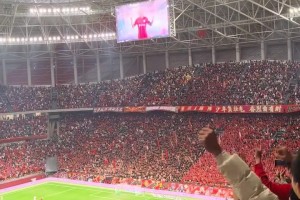 压力给到工体和梭鱼湾！全景实拍：成渝德比现场座无虚席