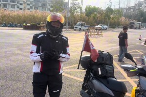 泰山球迷骑行3000公里抵达云南，为泰山队加油，真的勇士