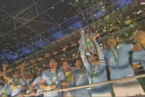 蓝月捧杯时刻！曼城领取冠军奖牌，B席高举奖杯全队庆祝！