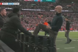 奥赖利打破僵局建功！瓜迪奥拉场边激情挥拳+怒踹广告牌庆祝！