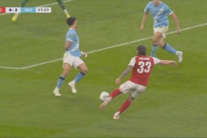 差了一点点！卡拉菲奥里禁区内凌空斩击中立柱！