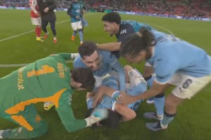 瓜帅蓝月再添荣耀！曼城2-0战胜阿森纳夺得联赛杯冠军！