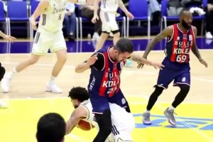 太炸裂了国外一球员从对手裆下钻过+上篮！这对文班好使不？