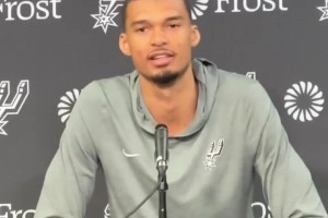 穆迪膝盖重伤被抬出场！侠记：他在侠X光室里&全体球迷为他起立