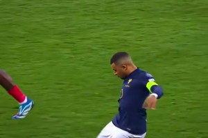 超级惨案！名场面：当门将垂头丧气时，姆巴佩伸出了手！