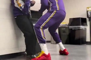 这老头詹姆斯搞怪互动将女摄影师逼退~还击掌互动上了