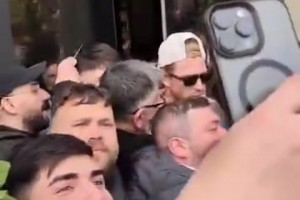 巨星待遇！德布劳内在那不勒斯一家香水店外被球迷围住！