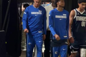 都不愿看到伤病独行侠队离场，球员们面色凝重