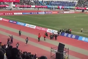 全国禁赛5年！川超球员曾飞踹拳击裁判，造成头部肿胀和腹部挫伤