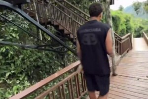 克雷桑现身三亚，度假状态超轻松！泰山队26日集结备战