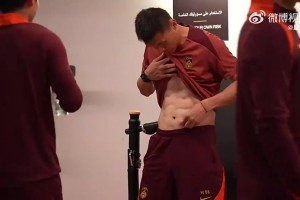 U23国足球员比腹肌！37岁助教于大宝亮出肚子：我就剩两块了