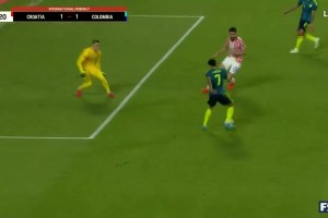 真我奶奶都能进！哥伦比亚球员苏亚雷斯超级巨大空门没踢上