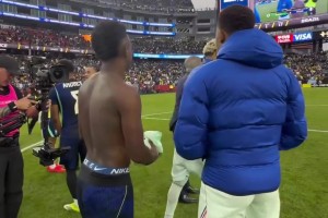 你俩同季节吗？姆巴佩和维尼修斯闲聊时一个穿羽绒服一个光膀子