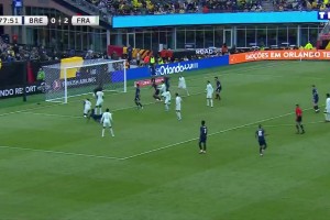 巴西扳回一球！路易斯·恩里克射门被挡，布雷默补射破门