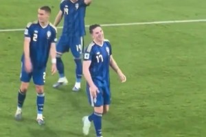 这场是真大腿！队友让约克雷斯接受球迷的鼓掌欢呼