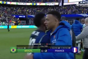 友谊赛法国2-1险胜巴西，姆巴佩、维尼修斯赛后互换球衣