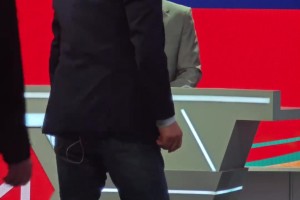 还是杨晨指导稳！国足破门瞬间，解说李欣老师几乎同步完成射门