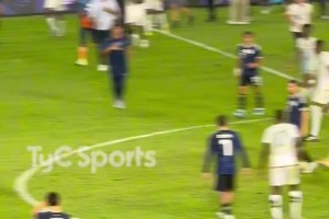 好多人！毛里塔尼亚代表团上前与梅西合影，梅西不得不被护送离场