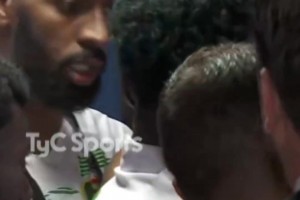 全是迷弟！实拍：毛里塔尼亚球员们为了抢购阿根廷球衣而疯狂！