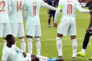 实拍：姆巴佩不知道自己应站在人墙的哪里，琼阿梅尼不得不上前防