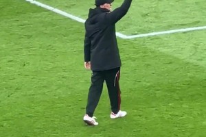 那段光辉岁月让人回味！传奇赛赛后克洛普安菲尔德再现农夫三拳！